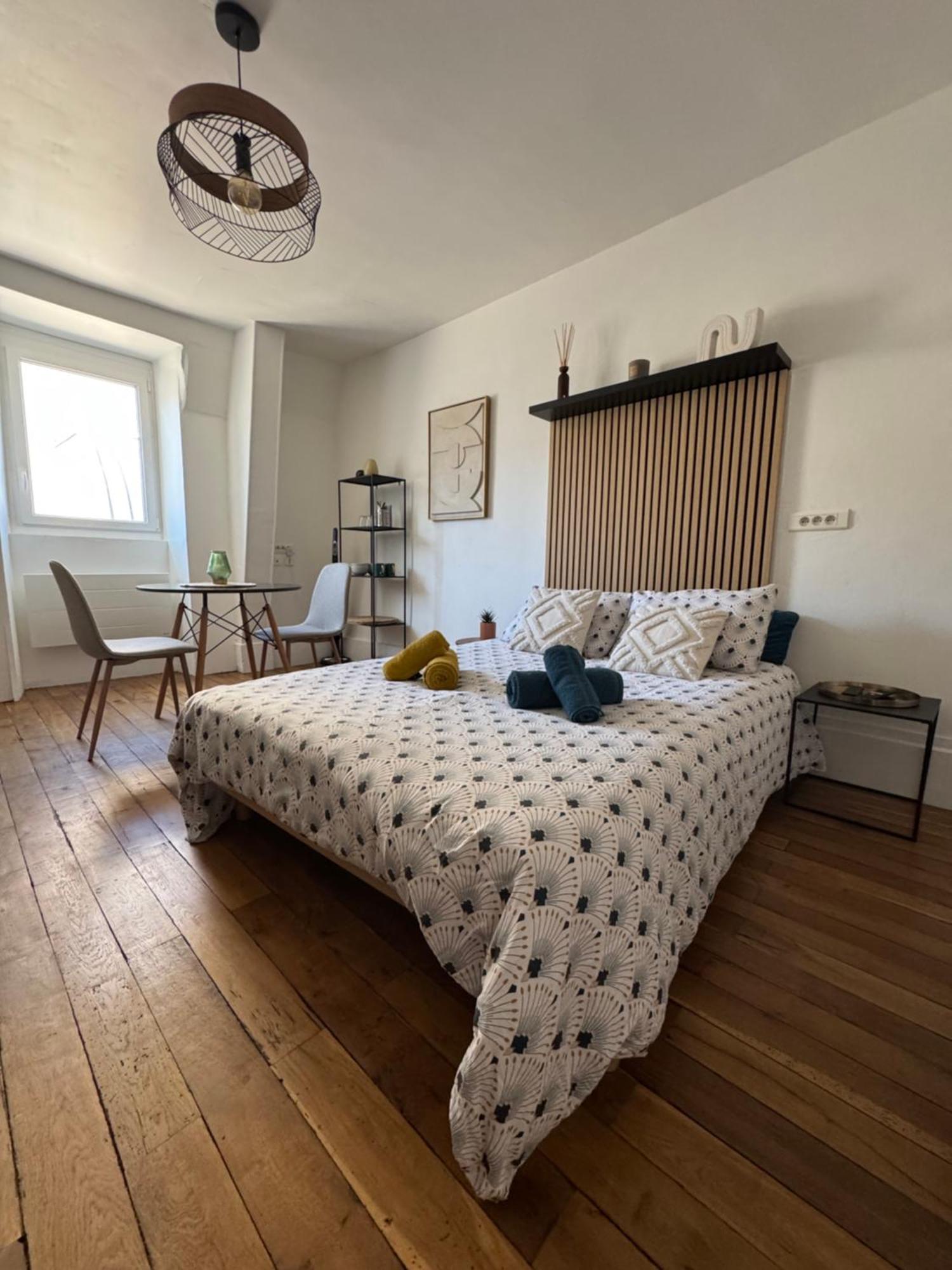 Charmant Appartement Au Coeur De Bourges Exterior foto