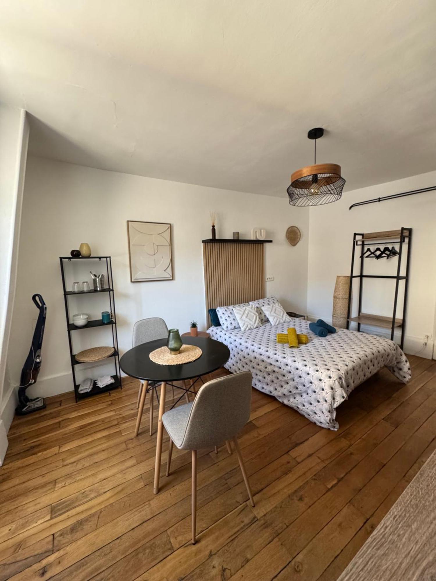 Charmant Appartement Au Coeur De Bourges Exterior foto
